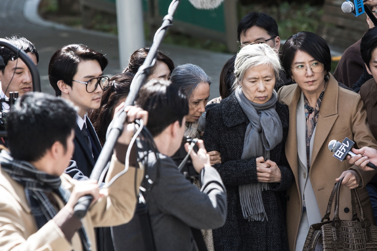  1심 재판이 6년을 끌면서 할머니들과 소송지원단은 일본 극우파들에게 무수한 공격을 받는다.   