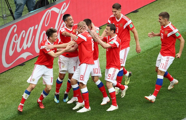러시아 월드컵 첫 골의 주인공 14일(현지시간) 러시아 모스크바 루즈니키 스타디움에서 열린 2018 러시아 월드컵 개막전 러시아-사우디 아라비아 경기. 전반전 러시아 유리 가진스키가 선제골을 넣고 동료선수들과 환호하고 있다. 