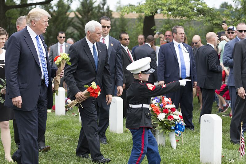 알링턴 국립묘지를 방문한 도널드 트럼프 대통령. 