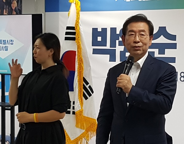 박원순 서울시장이 캠프해단식에서 인사말을 하고 있다. 
