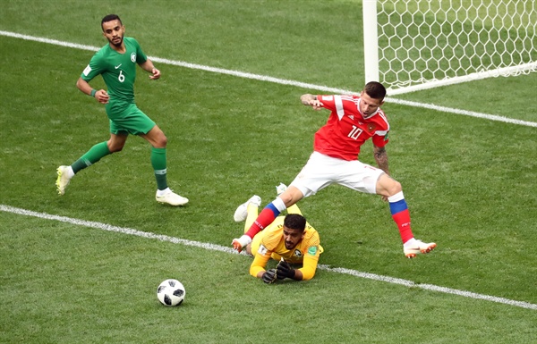 '안돼!' 14일(현지시간) 러시아 모스크바 루즈니키 스타디움에서 열린 2018 러시아 월드컵 개막전 러시아-사우디 아라비아 경기. 러시아 페도르 스몰로브가 사우디 골키퍼 압둘라이 알무아오프와 공을 다투고 있다. 