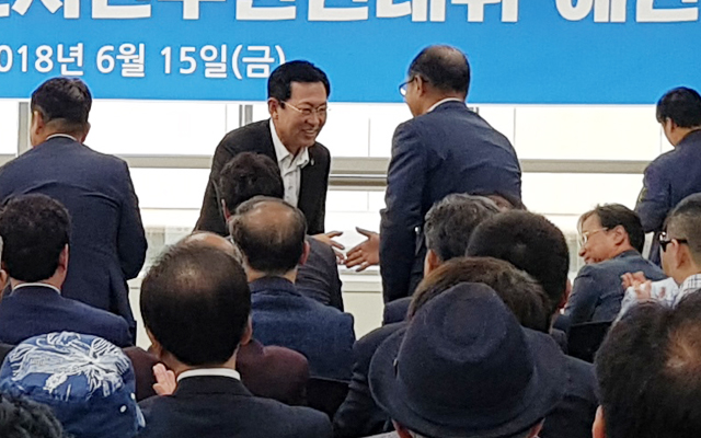박남춘 당선인이 선대위 해단식 참석자들과 악수를 하고 있다. ⓒ 인천뉴스