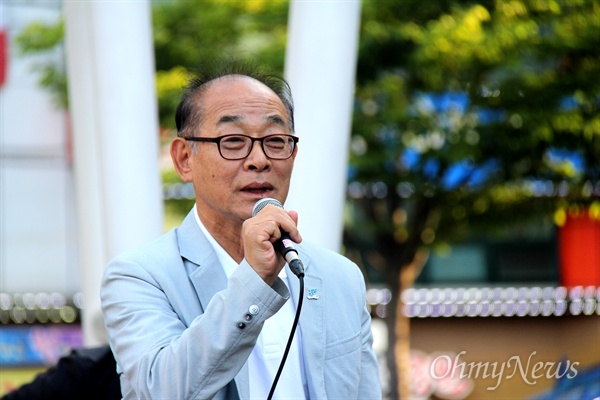 김영만 6.15공동선언실천 남측위원회 경남본부 상임대표가 15일 오후 창원 상남동 분수광장에서 열린 '6.15공동선언 18주년 기념행사'에서 대회사를 하고 있다.