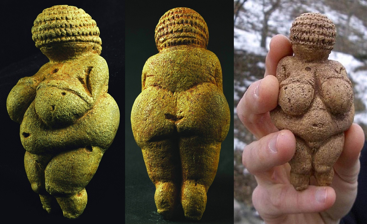 빌렌도르프의 비너스(Venus of Willendorf)  석회암에 조각. 높이 11.1cm. 배꼽, 왼쪽 골반 아래, 왼쪽 가슴, 목 아래에 나 있는 구멍과 왼쪽 어깻죽지에 파인 골은 원래 돌에 나 있는 구멍이고 골이다. 구석기인은 배꼽 자리 구멍을 포인트로 삼아 조각을 했다. 아래 발을 보면 설 수 있는 모양이 아니다. 아마 지니고 다니는 부적이었을 것이다.