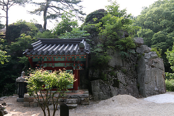 조선태조 이성계가 하늘로부터 세번 소리를 들어 '삼청동'이라 쓴 비석을 모신 어필각. 바로 뒤에 보이는 바위가 향로봉으로 아홉마리 용이 여의주를 향해 강한 기운을 내뿜으며 모여드는 형국이라는 설이 있어 지금도 기를 받으려는 사람들이 많이 찾는 명소이다