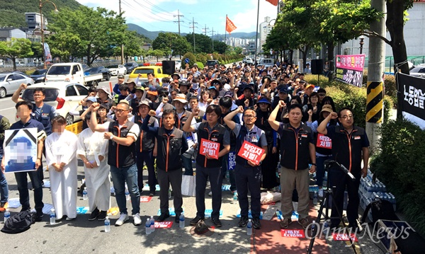  민주노총 전국사무금융서비스노동조합 부산울산경남지역본부는 6월 16일 오후 거제수협 고현마트 앞에서 "고(故) 이아무개 조합원 명예회복과 진상규명, 거제수협 책임 촉구 결의대회”를 열었다.