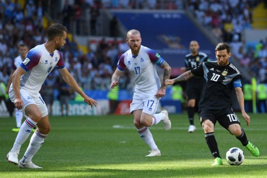 FIFA 공식페이스북 아이슬란드와의 대전에서 아르헨티나 리오넬 메시가 슈팅을 시도하고 있다.