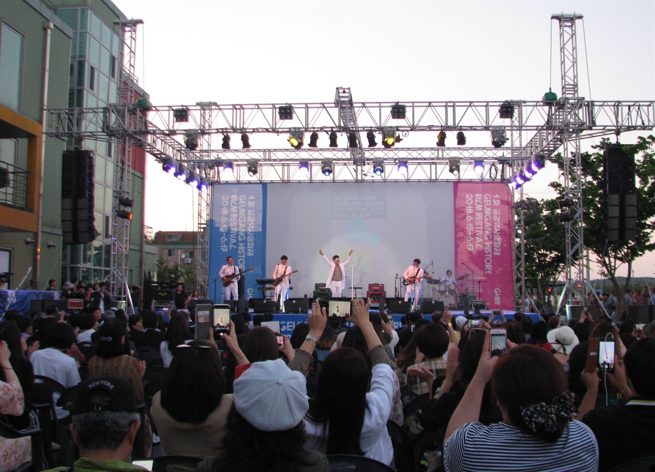  15일 충남 서천에서 열린 1회 금각역사영화제 개막식에서 가수 이승환이 축하공연을 하고 있다. 