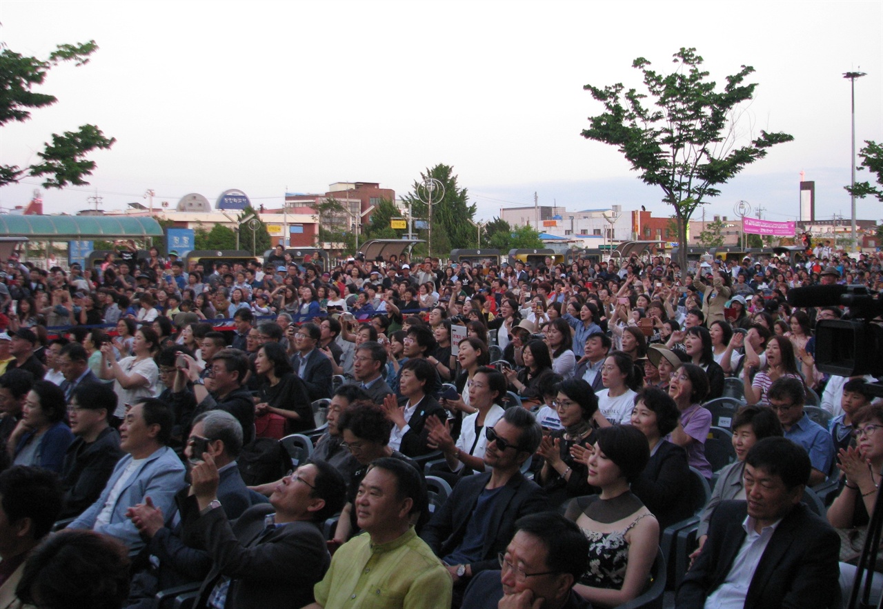  15일 충남 서천에서 개막한 1회 금강역사영화제 개막식을 가득 메운 관객들