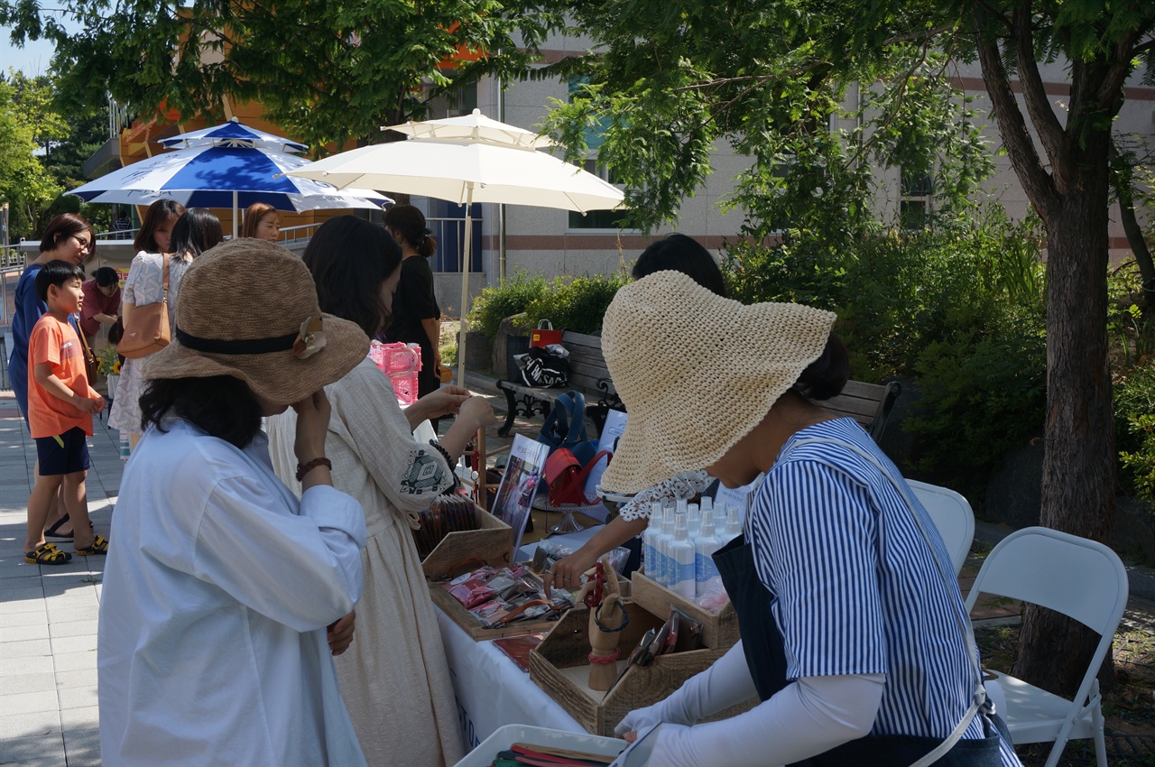 지난 16일 오후, 이천시 온천공원 내 북카페 앞에서 핸드메이더의 플리마켓이 열렸다. 