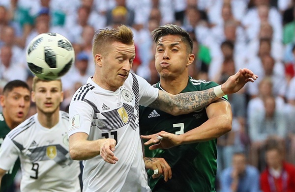 헤딩 다투는 로이스와 살세도 17일(현지시간) 모스크바 루즈니키 스타디움에서 열린 2018 러시아월드컵 F조 독일-멕시코 경기에서 독일 마르코 로이스(11)와 멕시코 카를로스 살세도(3)가 헤딩 싸움하고 있다. 