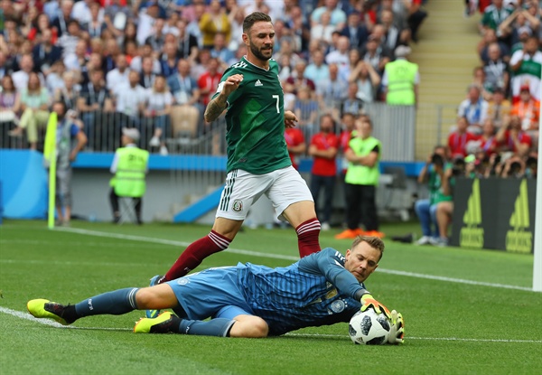 노이어, 내가 먼저! 17일(현지시간) 모스크바 루즈니키 스타디움에서 열린 2018 러시아월드컵 F조 독일-멕시코 경기에서 독일 골키퍼 마누엘 노이어가 멕시코 미구엘 라윤(7)에 앞서 공을 잡아내고 있다.