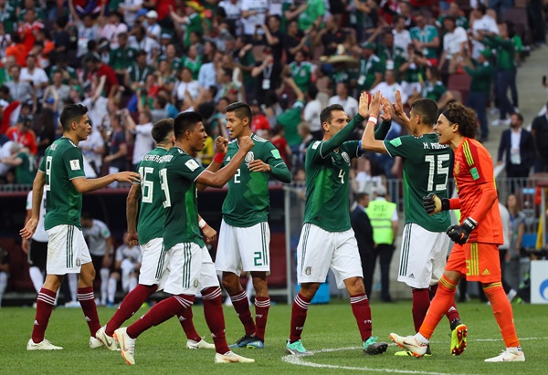 멕시코 승리 환호 17일(현지시간) 모스크바 루즈니키 스타디움에서 열린 2018 러시아월드컵 F조 독일-멕시코 경기에서 멕시코 선수들이 독일을 1-0으로 꺾은 뒤 환호하고 있다.