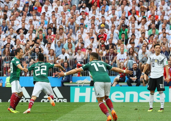 멕시코 로사노 첫 골 환호 17일(현지시간) 모스크바 루즈니키 스타디움에서 열린 2018 러시아월드컵 F조 독일-멕시코 경기에서 멕시코 이르빙 로사노(22)가 첫 골을 터뜨린 뒤 환호하고 있다. 