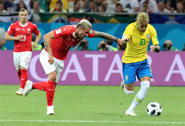  지난 17일(현지 시간), 러시아 월드컵 조별리그 E조 1차전 경기 장면. 브라질의 네이마르(오른쪽)가 스위스의 발론 베라미(왼쪽)를 상대로 공을 몰고 있다.