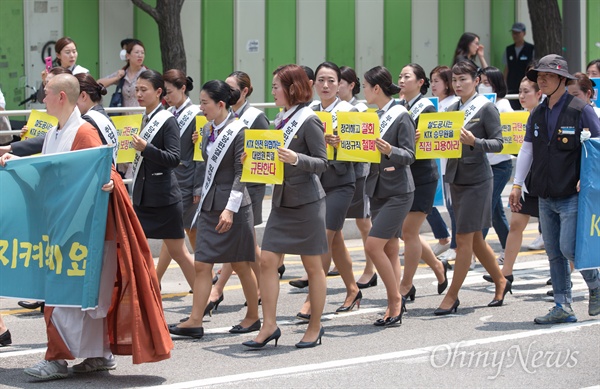KTX해고승무원들이 해고 전 착용 했던 정복을 입고 18일 오전 서울역을 출발해 청와대를 향해 행진하며 해고 승무원 전원 복직과 승무업무 직접고용을 촉구하고 있다. 