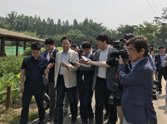 박남춘(사진 왼쪽 세번째) 인천시장 당선인은 민선7기 인수위원회 첫 일정으로 18일 오전 인천대공원에서 기자 간담회를 진행했다. 인수위는 격식을 없애기 위한 일환으로 대공원에서 도시락 오찬을 기획했다고 밝혔다.