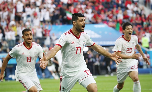 '이렇게 극적일수가' 15일 오후(현지시간) 러시아 상트페테르부르크 스타디움에서 열린 2018 러시아 월드컵 B조 예선 모로코 대 이란의 경기. 모로코의 아지즈 부아두즈의 자책골이 터지자, 이란 선수들이 환호하고 있다. 
