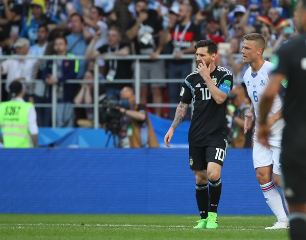 메시, 페널티킥 실축 아르헨티나 리오넬 메시가 16일 모스크바 스파르타크 스타디움에서 열린 2018러시아월드컵 D조 아이슬란드와 경기에서 페널티킥을 실축한 뒤 아쉬워하고 있다.