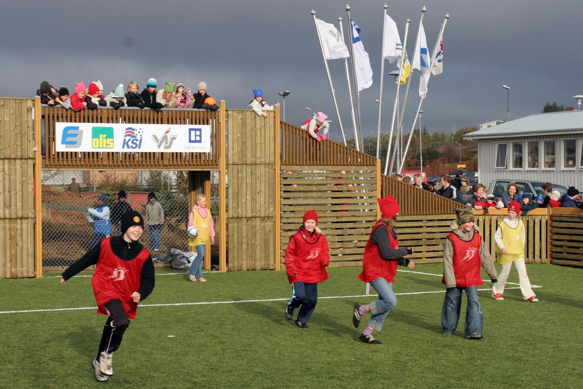  축구를 즐기는 아이슬란드 어린이들