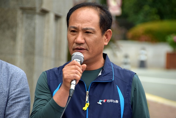 송영기 전 전교조 경남지부장이 6월 19일 창원지방법원 앞에서 열린 기자회견에서 발언하고 있다.