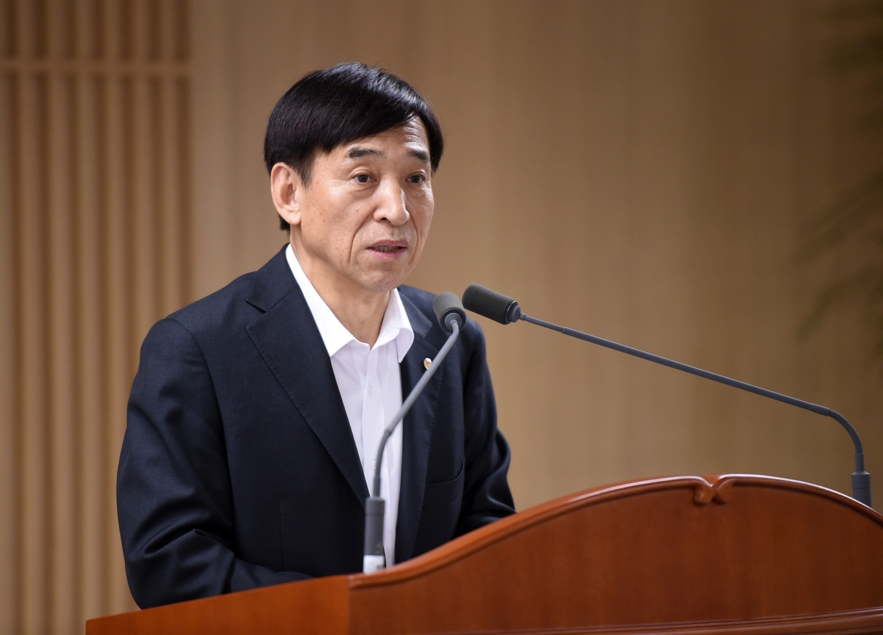 19일 서울 중구 한국은행 삼성본관에서 열린 기자간담회에서 이주열 한국은행 총재가 모두발언을 하고 있다. 