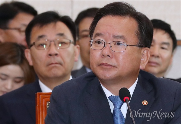 김부겸 행정안전부 장관이 지난달 28일 오전 국회 법사위 전체회의에 출석해 의원들의 질의에 답변하고 있다. 