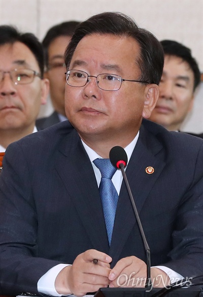 김부겸 행정안전부 장관이 지난 6월 19일 오전 국회 법사위 전체회의에 출석해 의원들의 질의에 답변하고 있다.