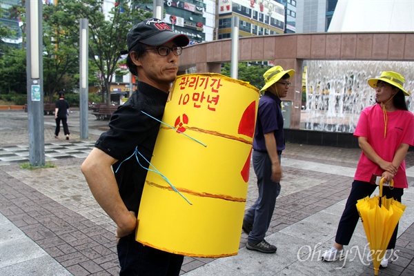 박종권 탈핵경남시민행동 대표가 6월 19일 오후 창원 상남동 분수광장에서 거리행진하기에 앞서 준비를 하고 있다.