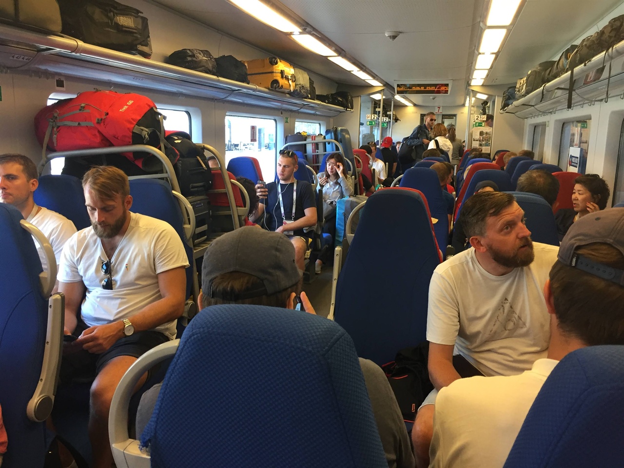 야간 열차가 아닌 무료 열차는 나름 우리 고속열차의 느낌도 있고, 편안하네요! 스웨덴 청년들의 소란안에서 한국 유니폼으로 앉아있었더니, 뒷통수가 따금거리긴 하네요. 