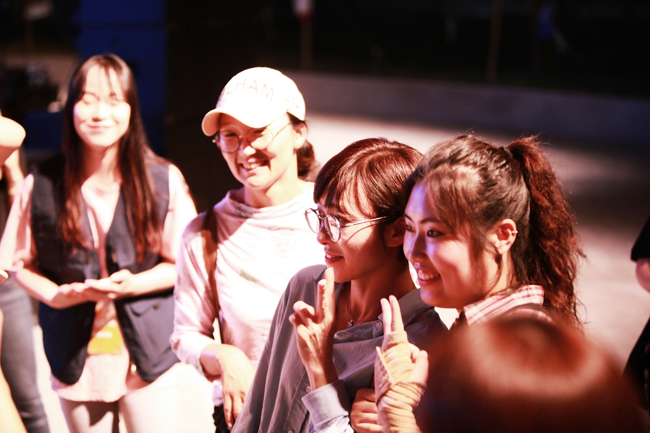  배우 장영남은 밤 늦게 토크 콘서트가 끝난 후 서울로 돌아가야 하는 바쁜 일정에도 불구하고 팬들을 위해 잠시 짬을 내어 사진을 촬영하는 시간을 가지기도 하였다. 