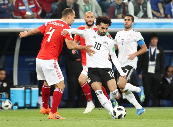 '침착하게' 19일 오후(현지시간) 러시아 상트페테르부르크 스타디움에서 열린 2018 러시아 월드컵 A조 러시아와 이집트의 경기. 이집트의 모하메드 살라흐가 슛하고 있다.