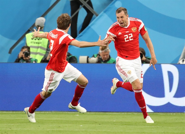 '3-0이야' 19일 오후(현지시간) 러시아 상트페테르부르크 스타디움에서 열린 2018 러시아 월드컵 A조 러시아와 이집트의 경기. 러시아의 아르템 주바가 골을 넣은 뒤 환호하고 있다. 