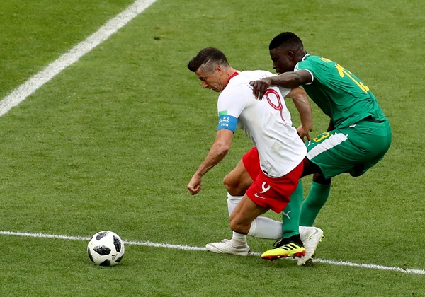  2018 러시아 월드컵에서 열린 세네갈과 폴란드의 H조 조별리그 1차전 경기 모습. 폴란드의 로베르트 레반도프스키가 세네갈의 알프레드 은디아예를 상대로 공을 다투고 있다. 