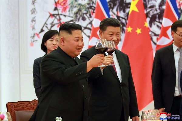 중국을 방문한 김정은 북한 국무위원장이 19일 중국 베이징 인민대회당에서 열린 공식 환영식에서 시진핑 중국 국가주석과 건배하고 있다.