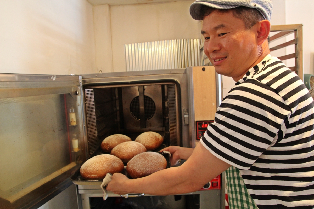 22년째 빵을 만들고 있는 남편 하울이다. 