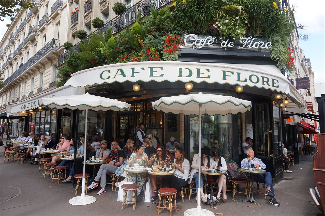 파리의 유명한 카페인 '카페 드 플로르'는 사르트르와 보부아르, 앙드레 말로등이 즐겨 찾던 장소였다.