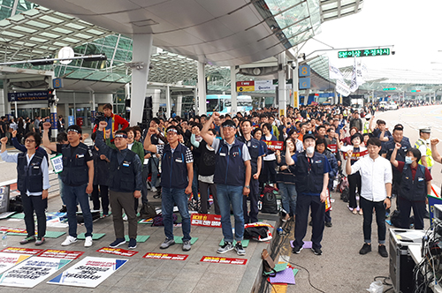 민주노총 공공운수노조 인천공항지역지부는 19일 저녁 인천공항에서 ‘제대로 된 정규직 전환 쟁취를 위한 결의대회’를 진행했다.