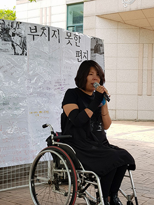 박길연 민들레장애인야학 대표가 추모사를 하고 있다.