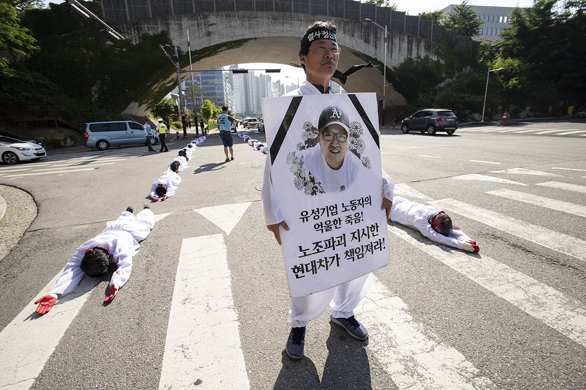 사측의 노조파괴를 겪었던 유성기업 노동자들이 20일 오후 대전지방법원 천안지원 일대에서 유시영 회장의 구속을 촉구하는 오체투지 행진을 진행했다.