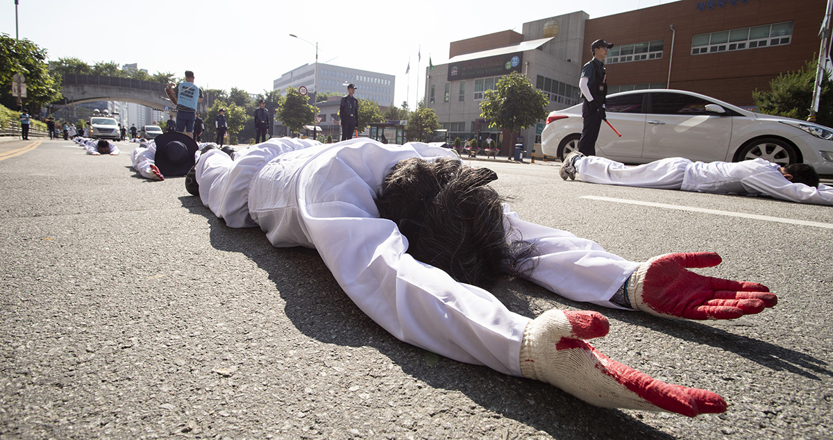 사측의 노조파괴를 겪었던 유성기업 노동자들이 20일 오후 대전지방법원 천안지원 일대에서 유시영 회장의 구속을 촉구하는 오체투지 행진을 진행했다. 