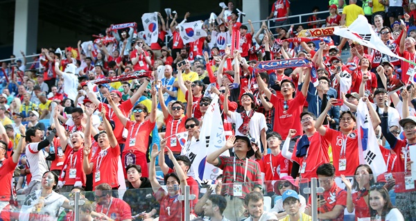 목 놓아 외치는 '대~한민국!' 18일(현지시간) 러시아 니즈니 노브고로드 스타디움에서 열린 2018 러시아 월드컵 F조 조별리그 1차전 대한민국과 스웨덴의 경기. 붉은 악마가 열띤 응원을 펼치고 있다.
