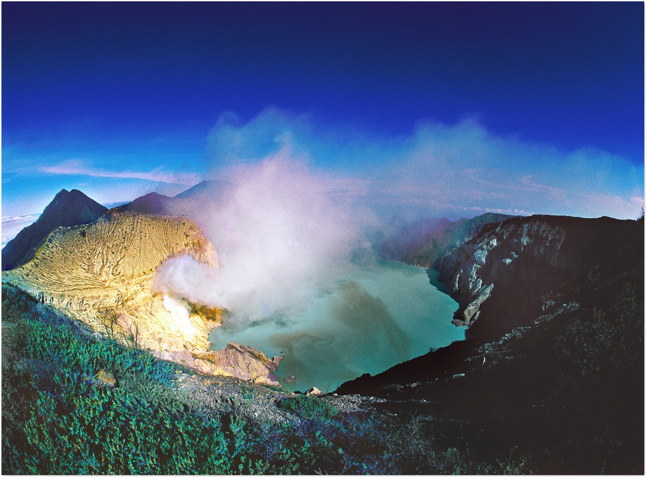 이젠 화산의 터키옥색 산성호수와 유황가스.