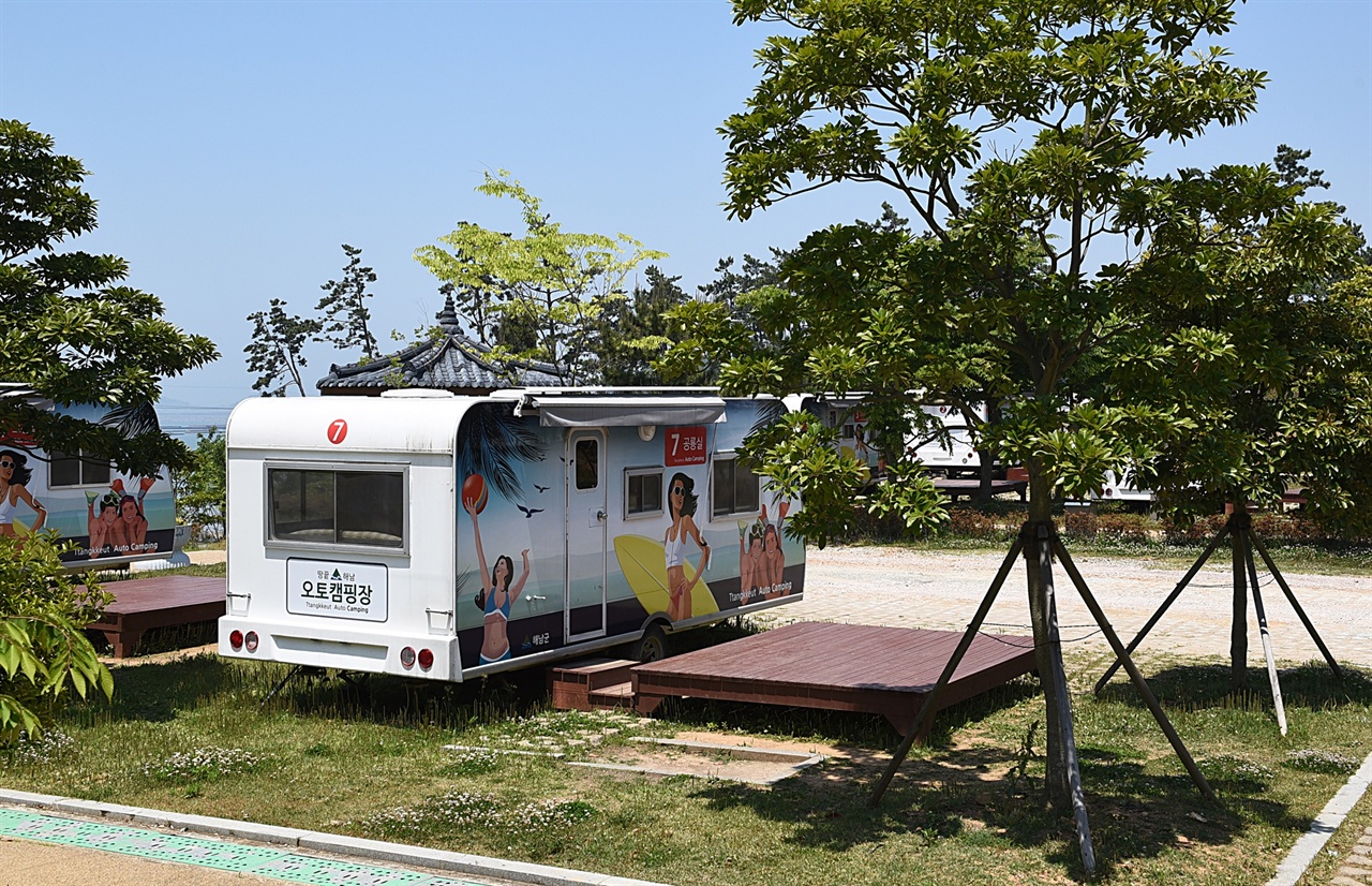 땅끝오토캠핑장 카라반  외면에 피서철 풍경이 그려져 있어 시원하고 여름 분위기가 넘친다. 