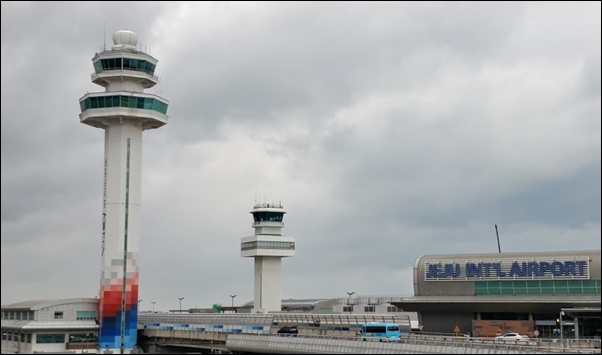 제주 공항 모습. 제주도는 관광 정책의 일환으로 무사증 입국을 허용해서 불법체류자와 난민 신청이 급증하고 있다. 