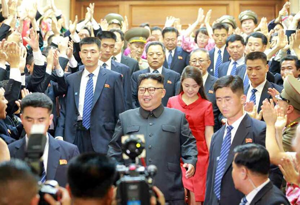 김정은 북한 국무위원장이 방중 기간인 지난 20일 오후 중국주재 북한 대사관을 방문해 대사관 관계자들과 유학생 등을 만나고 기념사진을 찍었다고 노동당 기관지 노동신문이 21일 보도했다.