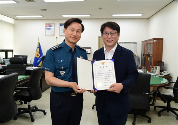 우형찬 서울시의원(양천3, 재선)이 손제한 양천경찰서장으로부터 20일 표창장을 받았다.