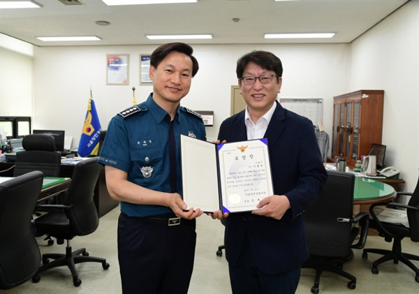  우형찬 서울시의원(양천3, 재선)이 손제한 양천경찰서장으로부터 20일 표창장을 받았다.