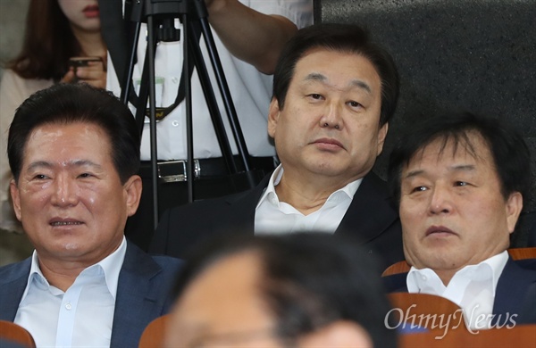 자유한국당 김무성 의원이 21일 오전 국회에서 열린 의원총회에 참석하고 있다. 
