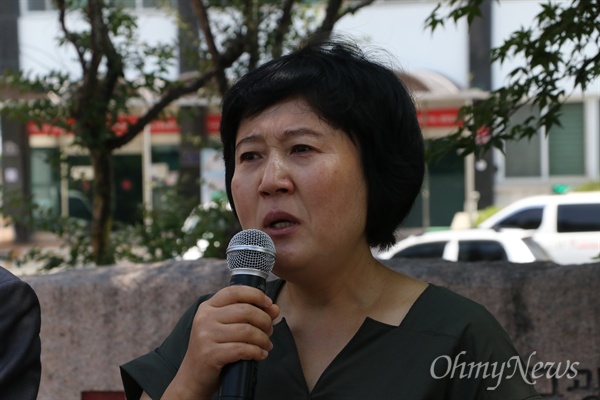 평양시민 김련희씨가 21일 적십자사 대구지사 앞에서 기자회견을 갖고 북으로 송환해줄 것을 호소했다.